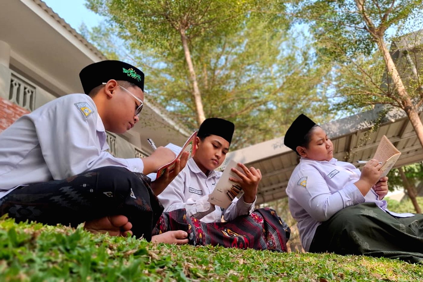 Menyimak keterangan bersama teman sekelas